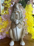 Lapin décoratif élégant avec canne – Charme classique & raffinement