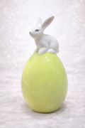 Lapin décoratif sur œuf vert – Élégance printanière