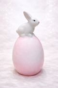 Lapin décoratif sur œuf rose dégradé – Douceur et raffinement