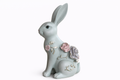 Lapin décoratif fleuri – Élégance printanière